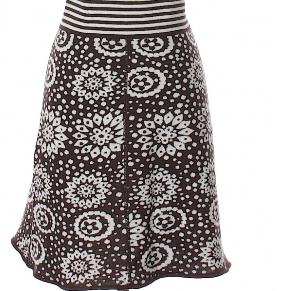 Akini brown white snowflake skirt small